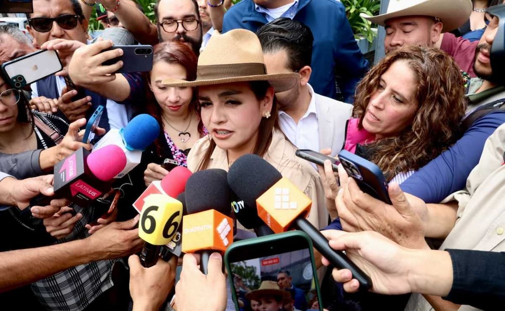 Conferencia de prensa y salida de la presidenta municipal de Uruapan, Grecia Quiroz, y su abogado, de las instalaciones de la Fiscalía Especializada en Materia de Delincuencia Organizada (FEMDO), localizadas en el cruce de Doctor Lucio y Doctor Velasco, en la colonia Doctores, alcaldía Cuauhtémoc, el 08 de septiembre de 2026. Foto: Osmar Alvarado / EL UNIVERSAL