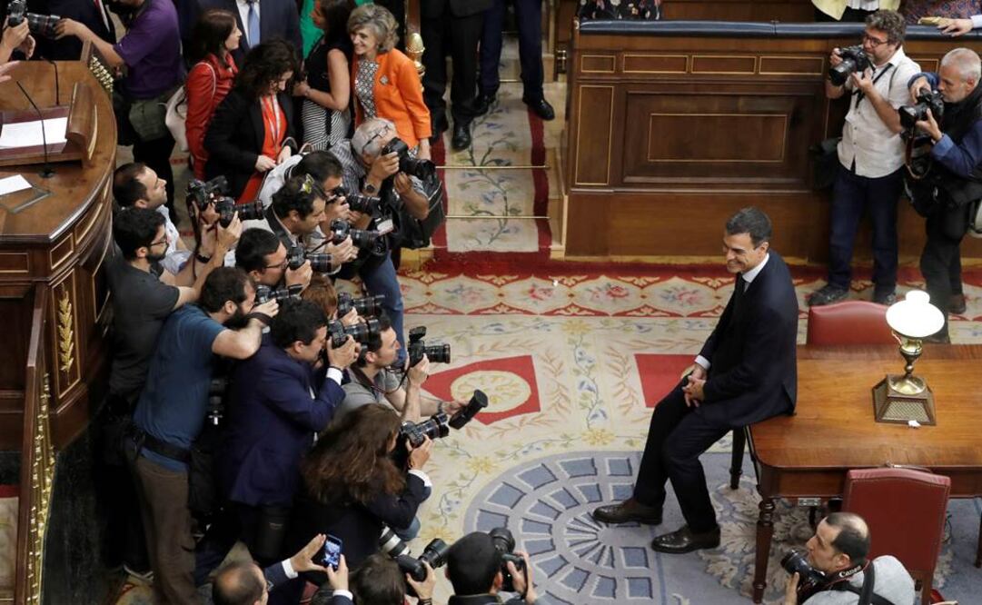 El secretario general del PSOE, Pedro Sánchez, posa para la prensa en el hemiciclo del Congreso tras el debate de la moción de censura presentada por su partido. EFE/Emilio Naranjo