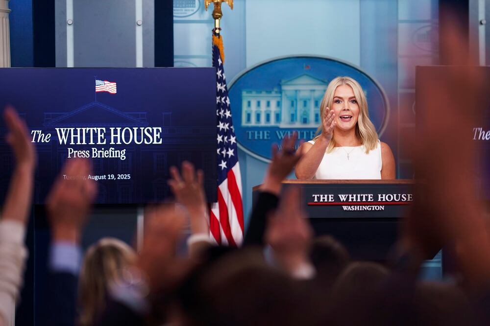 La secretaria de prensa de la Casa Blanca, Karoline Leavitt, habla con los medios durante una conferencia de prensa en la Casa Blanca, Washington. Foto: EFE