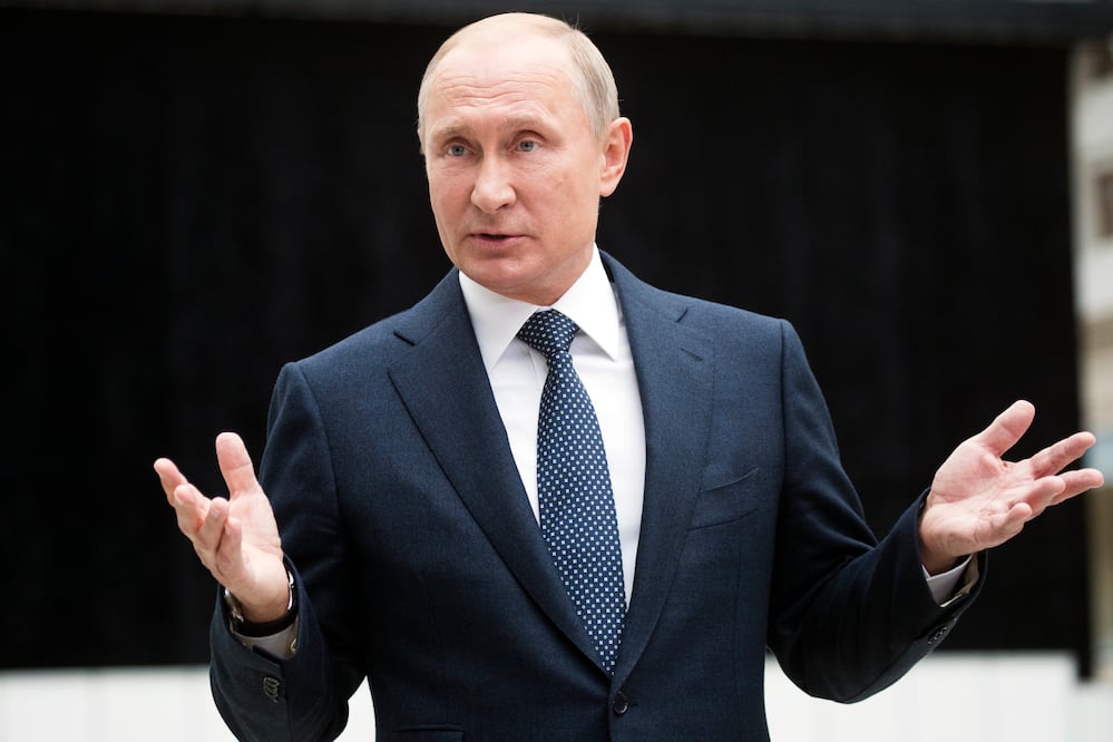 El presidente ruso apuntó que siguiendo en la línea de esa publicación, se podría llegar a decir que él le hizo ganar las elecciones a Trump para que este le entregada en bandeja a Europa (Foto: AFP)