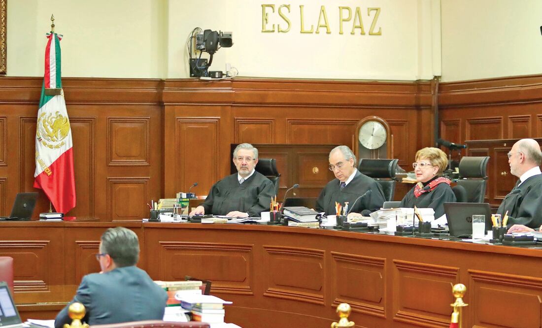 El ministro ponente Luis María Aguilar Morales (segundo de izq. a der.) ordenó dar vista a la Fiscalía General de la República para que manifieste lo que conforme a la ley proceda en la controversia. ARCHIVO EL UNIVERSAL