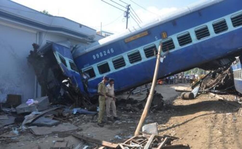 Descarrila tren en India y choca con casas; mueren 22