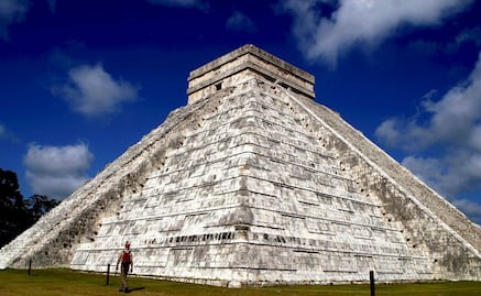 Pirámide de Kukulkán está construida sobre un cenote
