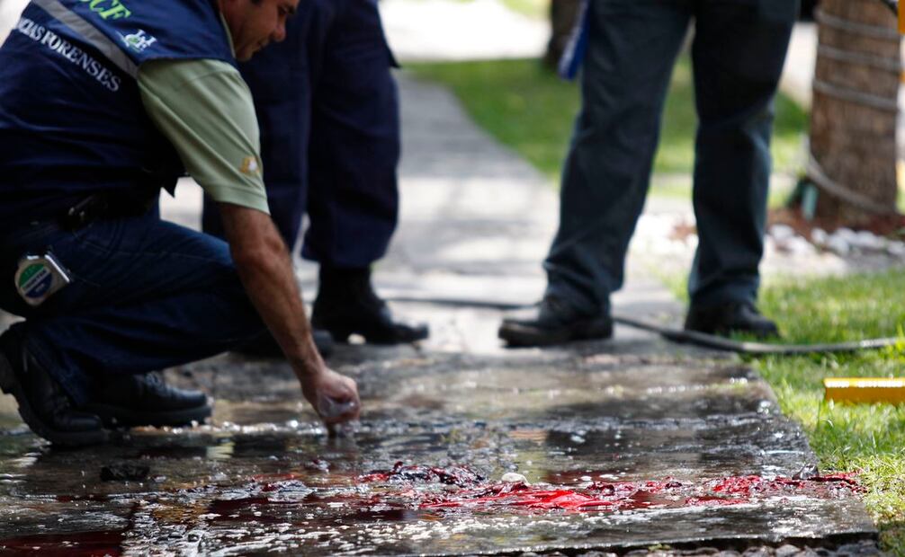 (110906) -- GUADALAJARA, septiembre 6, 2011 (Xinhua) -- Personal m¨¦dico forense trabaja en la escena donde fue asesinado Javier Garc¨ªa Morales, de 58 a?os de edad, hijo del pol¨ªtico miembro del Partido Revolucionario Institucional (PRI), Javier Garc¨ªa Paniagua y nieto del general Marcelino Garc¨ªa Barrag¨¢n, en la ciudad de Guadalajara, al occidente de M¨¦xico, el 6 de septiembre de 2011. Garc¨ªa Morales fue asesinado por un desconocido quien le dispar¨® varias veces en la cabeza con una arma de fuego, hasta el momento no se tiene informaci¨®n del m¨®vil del asesinato de acuerdo a informes policiacos. (Xinhua/Xolo) (jg)