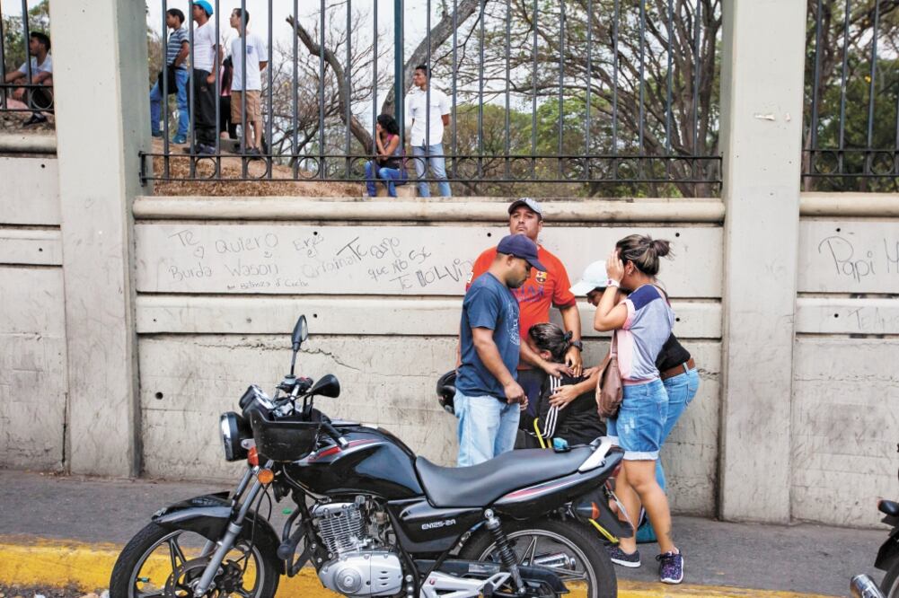 Un grupo de familiares de presos, cerca del Centro de Coordinación Policial Sucre, el 16 de abril de 2016, tras un motín de reclusos. Foto: ARCHIVO EFE