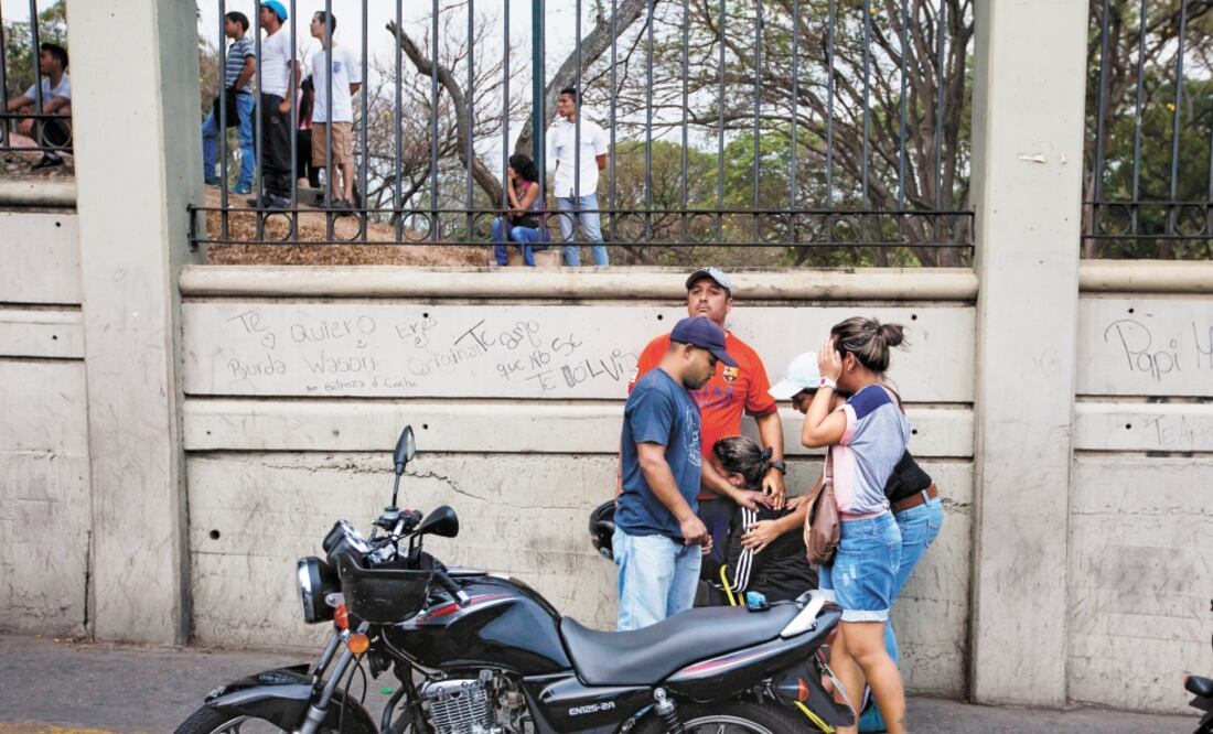 Un grupo de familiares de presos, cerca del Centro de Coordinación Policial Sucre, el 16 de abril de 2016, tras un motín de reclusos. Foto: ARCHIVO EFE