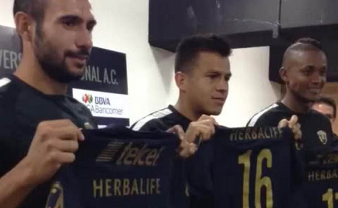 Los jugadores posan con la camisa. Tomada de: @PumasMX
