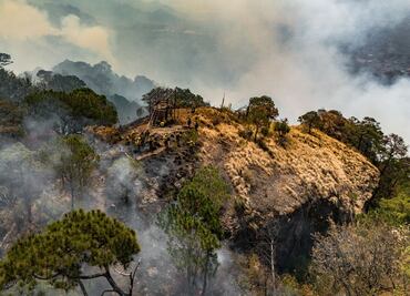 Continúa incendio forestal en corredor biológico de Tepoztlán; alcanza las 120 hectáreas afectadas