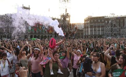 Feministas llegan al Zócalo para realizar performance "El violador eres tú"