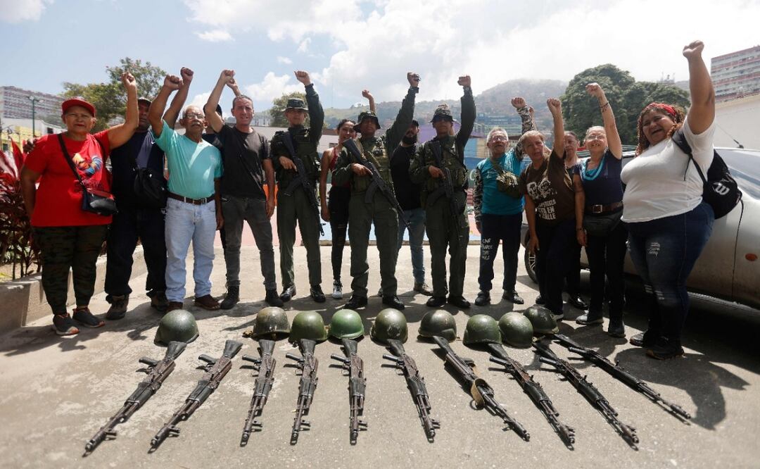 Miembros de los Consejos Comunitarios y Cívicos entrenan durante un ejercicio militar en Fuerte Tiuna, Caracas, Venezuela (20/09/2025). Foto: Pedro Mattey / AFP)