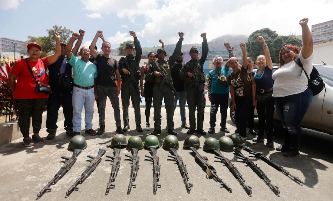 Miembros de los Consejos Comunitarios y Cívicos entrenan durante un ejercicio militar en Fuerte Tiuna, Caracas, Venezuela (20/09/2025). Foto: Pedro Mattey / AFP)