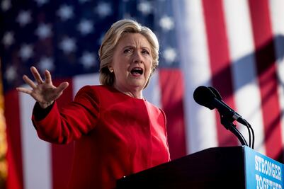 Hillary Clinton da pelea; Donald Trump sigue a la cabeza