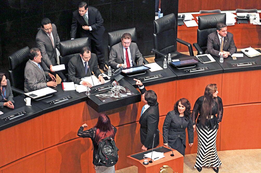 La senadora Layda Sansores (izq. de espaldas con la mochila), acompañada de legisladores del PRD, demandó discutir el tema de los 43 normalistas de Ayotzinapa desaparecidos (ISAAC ESQUIVEL. CUARTOSCURO)