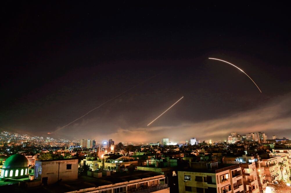 Misiles lanzados por las fuerzas de Estados Unidos, Reino Unido y Francia cruzaron ayer el cielo de la ciudad de Damasco, en Siria, como medida de presión contra el régimen de Bashar al-Assad (HASSAN AMMAR. AP)