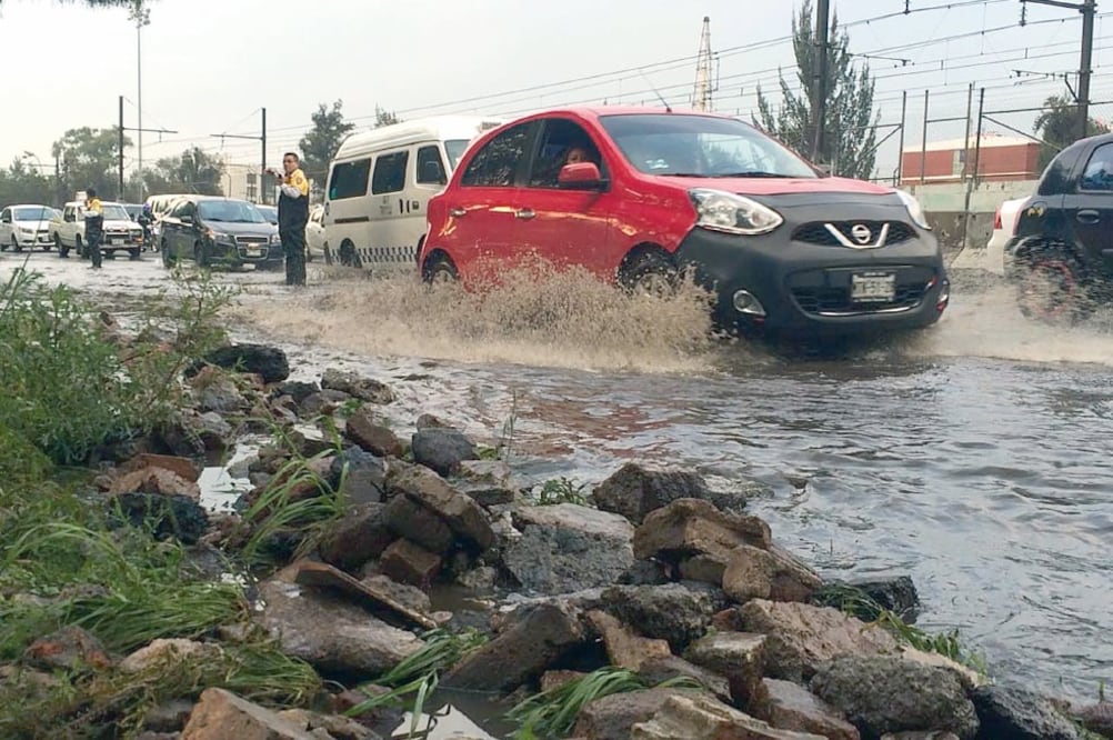 Tuberías viejas, exceso de basura y precipitaciones superiores a 30 milímetros de altura son algunas de las causas de los encharcamientos severos que se registran en la Ciudad de México (ESPECIAL)