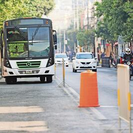 Pese a carriles confinados, autobuses siguen invadiendo circulación en Toluca