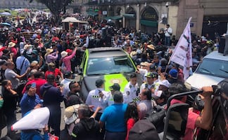 Maestros de la CNTE y policías se enfrentan en la calle 5 de mayo en la CDMX; no reportan heridos