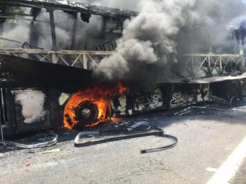 Incendian tres autobuses de pasajeros en Michoacán