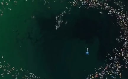 Surfistas regresan al mar tras el atentado en Bondi Beach, Australia; forman un corazón en memoria de las víctimas