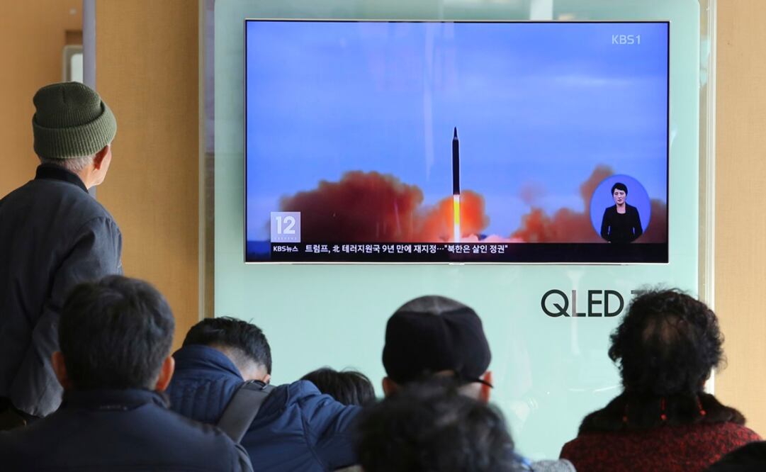 Fotografía del martes 21 de noviembre de 2017, de varias personas mirando por televisión escenas de archivo del lanzamiento de un misil norcoreano en Surcorea (Foto: AP)