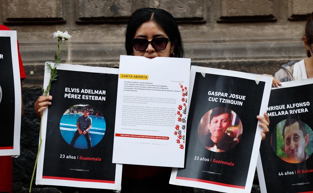 Integrantes del Instituto de las Mujeres para la Migración se manifestaron de manera pacífica afuera de Palacio Nacional para exigir justicia por el incendio en la estación migratoria de Ciudad Juárez hace dos años. Durante la manifestación mostraron las fotos de las víctimas y leyeron cartas de algunos familiares. Foto: Diego Simón / EL UNIVERSAL