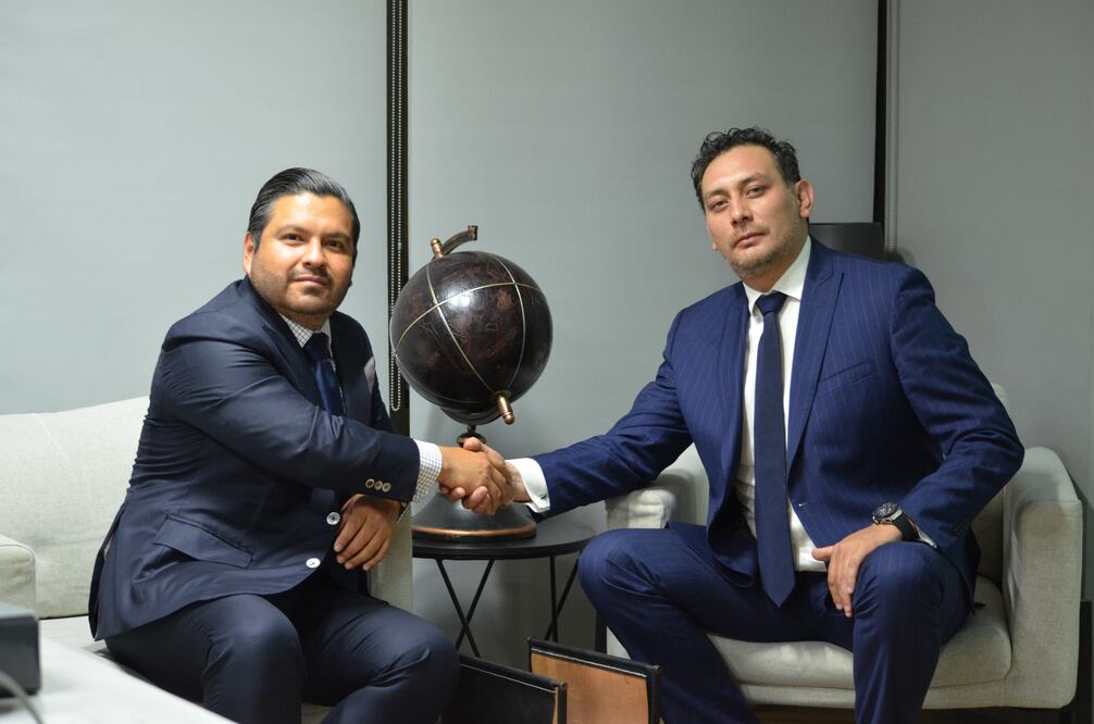 (Izquierda) Mtro. Mario Luis Pradillo Sánchez. (Derecha) Lic. Enrique Jackson Aguilar. Foto cortesía: CEMAC MASC