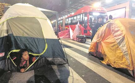 Damnificados ahora bloquean Insurgentes Sur