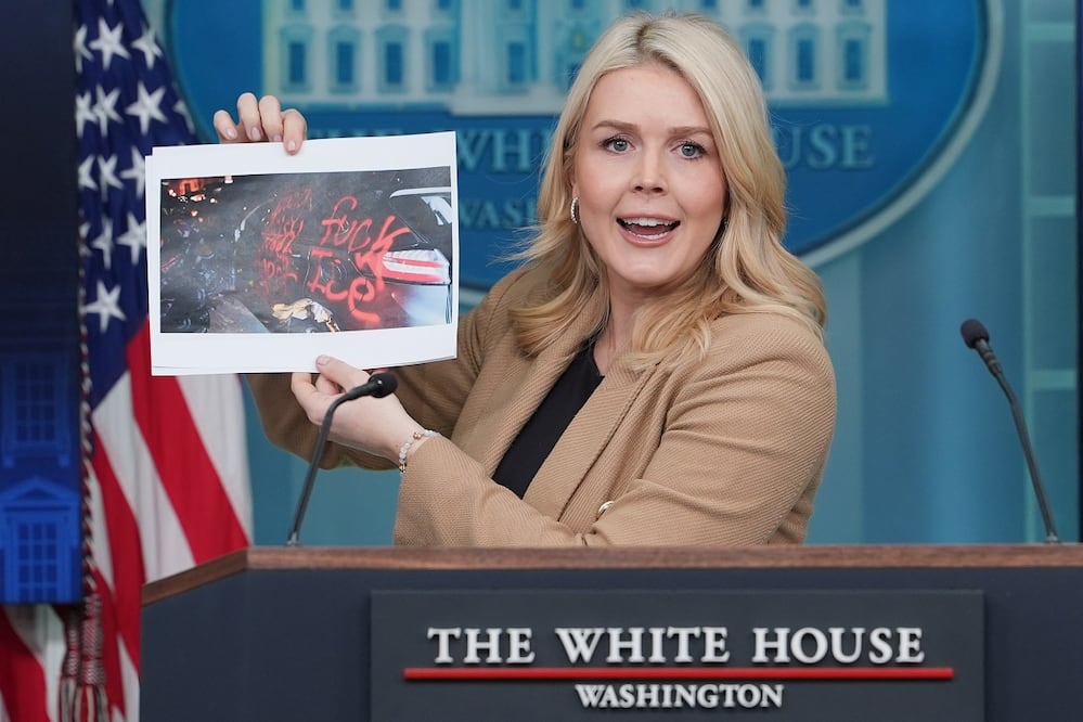 La vocera de la Casa Blanca, Karoline Leavitt, muestra una foto de un vehículo dañado en las protestas contra el ICE, en su conferencia de prensa de este jueves 15 de enero, en la Casa Blanca. FOTO: EVAN VUCCI. AP