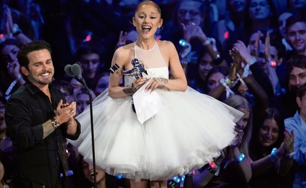 Ariana Grande levantó el galardón como Video del año. Fotos: AFP / AP