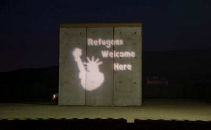Rechazan el muro de Trump con luz y humor