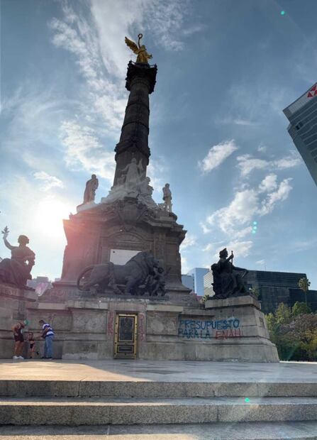 Estudiantes de la ENAH realizan pintas en el Ángel de la Independencia recién restaurado
