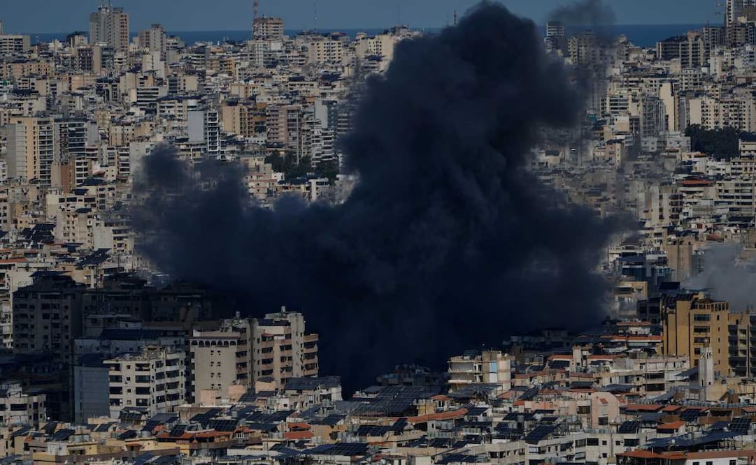 El humo se eleva tras un ataque aéreo israelí en Dahiyeh, un suburbio al sur de Beirut, Líbano, el lunes 9 de marzo de 2026. Foto: AP