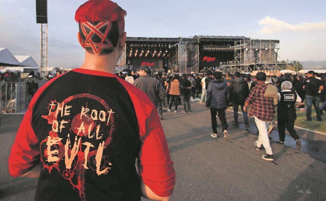 Con retrasos en armado de escenarios y en dejar entrar al publico y prensa inicio el festival hell and heaven 2022 en el foro pegaso, batallas medievales, lucha libre, ropa negra y caras pintadas ya se hacen presentes.Fotos: Carlos Mejía/EL UNIVERSAL