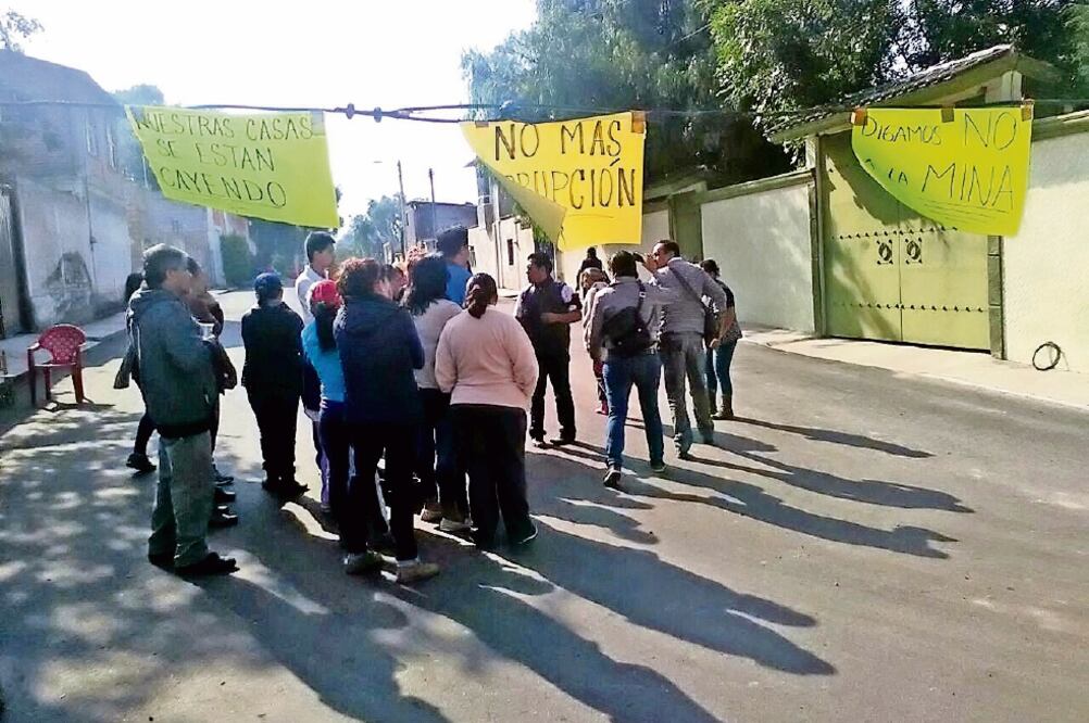 Habitantes de Tezoyuca protestaron ayer contra el retiro de sellos y la reapertura de una mina ubicada en la localidad, de la cual extraen materiales (ESPECIAL)