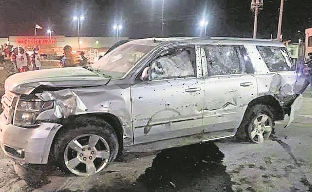 La Suburban gris en la que viajaba Treviño Peña El Tigre. Durante la intensa persecución varios civiles y policías estatales resultaron heridos; una mujer perdió la vida a causa de una bala perdida, informaron. Foto: Especial.