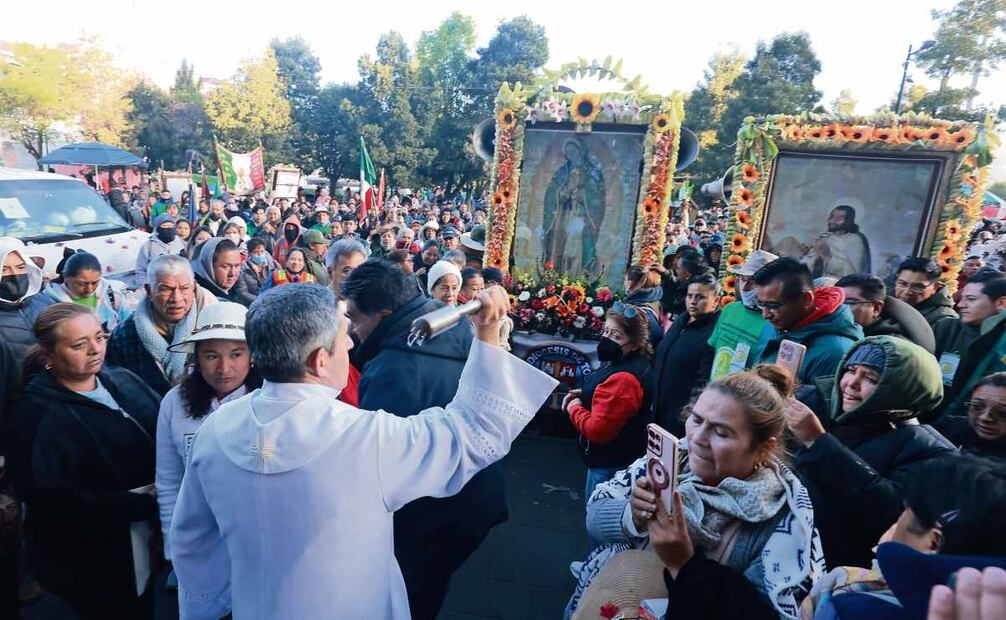 Antes de partir, los feligreses fueron bendecidos por el arzobispo Raúl Gómez González. Foto: Alejandro Vargas / EL UNIVERSAL