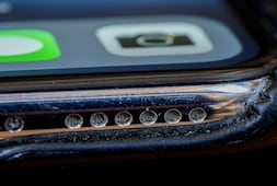 Cómo limpiar la bocina de tu celular si se escucha distorsionado
