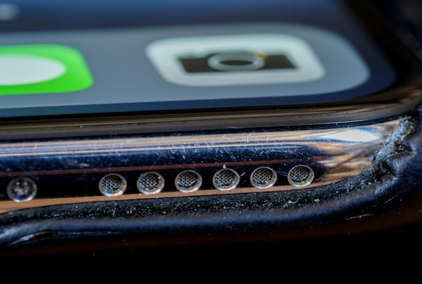 Cómo limpiar la bocina de tu celular si se escucha distorsionado