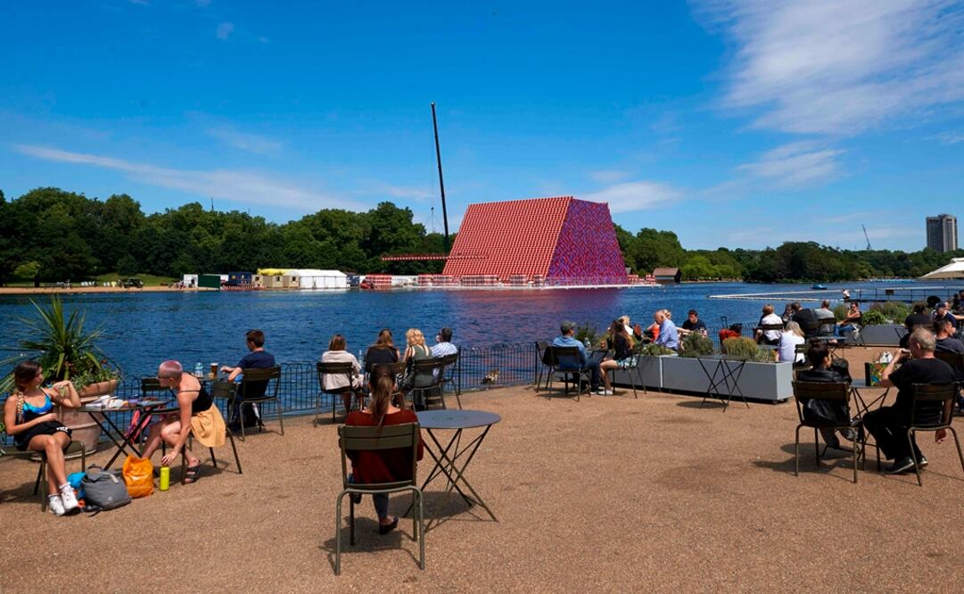 El artista Christo realizó su primera obra de arte público en Reino Unido en el lago Serpentine: "The Mastaba". Foto: AFP/Niklas Hallen
