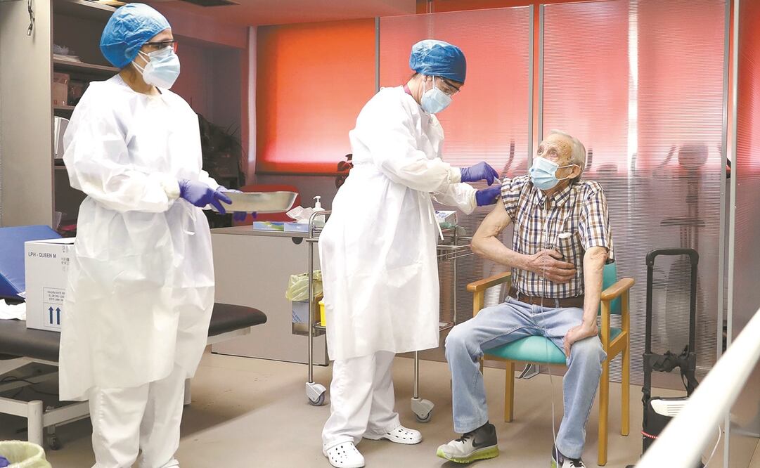 Nicanor, de 72 años, fue uno de los primeros adultos mayores de la residencia de Vallecas en Madrid, España, en recibir la vacuna de Pfizer y BioNTech contra el Covid-19. Foto: D. Sinova. AFP
