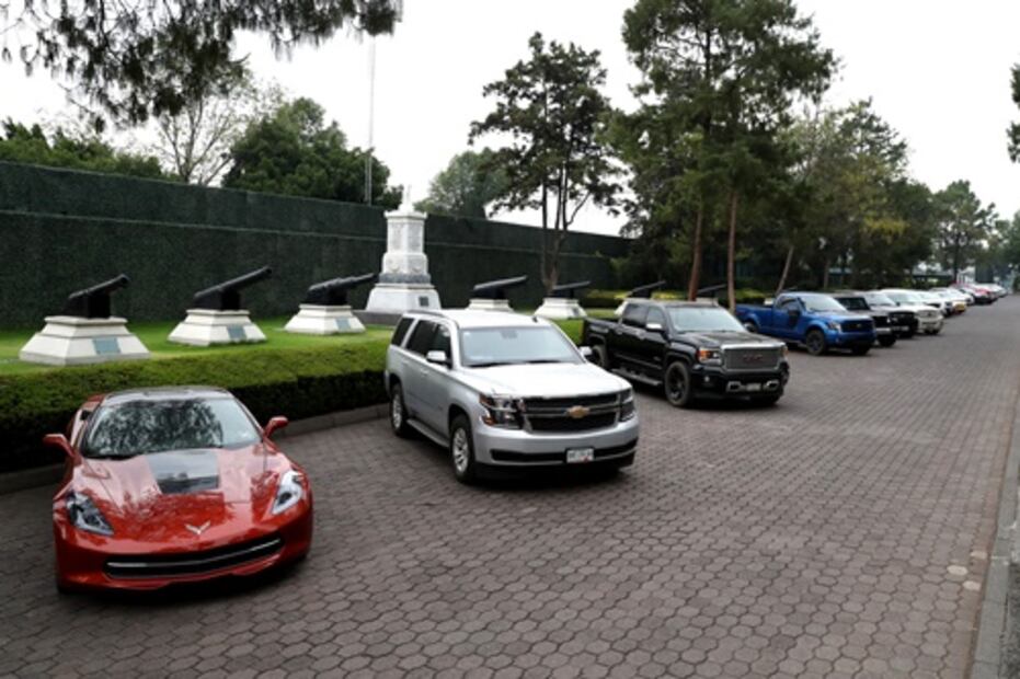 Llegan a Los Pinos autos de súper lujo a subasta: un Lamborghini, un Corvette...