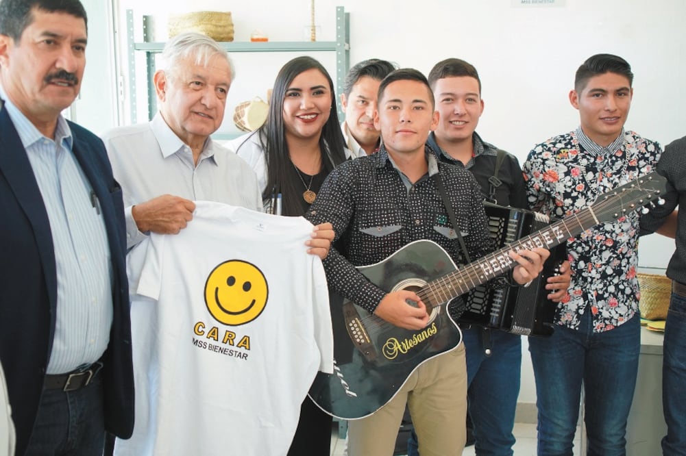Javier Corral (izq.) acompañó al presidente Andrés Manuel López Obrador en su recorrido por un hospital rural. Foto/PRESIDENCIA