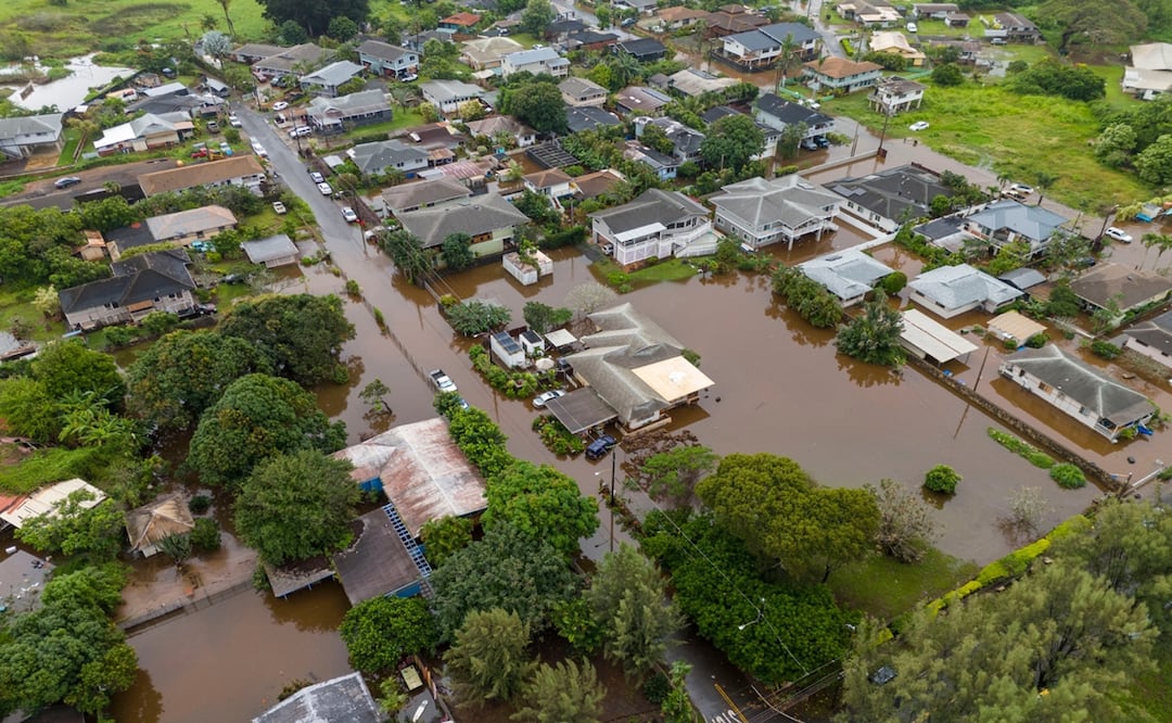 Vista aérea de calles anegadas por las fuertes lluvias, el 20 de marzo de 2026, en Haleiwa, Hawái. Foto: AP