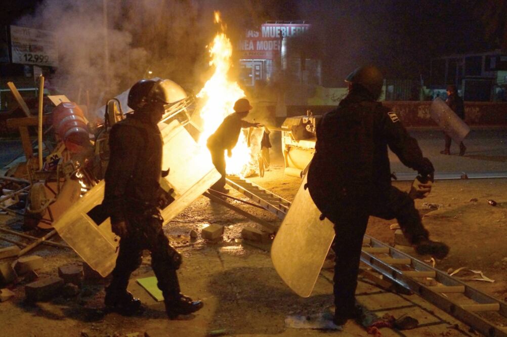 Los disidentes iniciaron fuego en las calles de Oaxaca con el objetivo de contener a los elementos de policía, quienes buscaban desalojarlos de un crucero vial y la sede principal del IEEPO (ÉDWIN HERNÁNDEZ. EL UNIVERSAL)