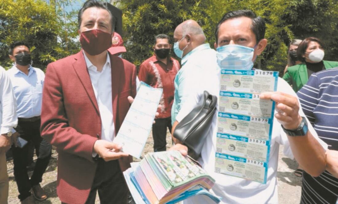 El gobernador Cuitláhuac García Jiménez informó que los cachitos ya están disponibles en los más de 12 mil puntos de venta del país. Foto: Especial.