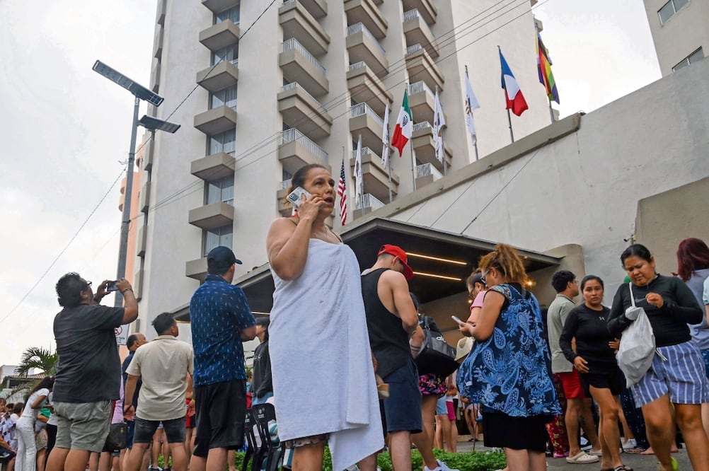 Turistas salieron de los hoteles cubriéndose con toallas. Foto: de FRANCISCO ROBLES. AFP