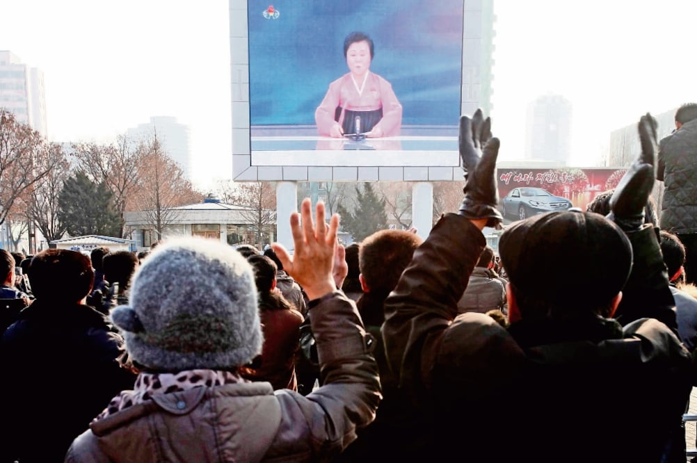Norcoreanos siguen en una pantalla en Pyongyang las noticias sobre la primera prueba “ex ito s a” de su país de una bomba de hidrógeno (KIM KWANG HYON. XINHUA)