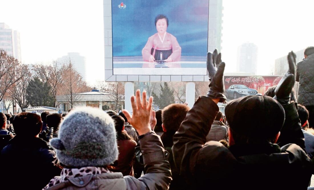 Norcoreanos siguen en una pantalla en Pyongyang las noticias sobre la primera prueba “ex ito s a” de su país de una bomba de hidrógeno (KIM KWANG HYON. XINHUA)