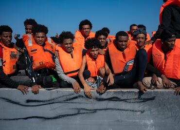 Guardacostas italianos rescatan a 96 inmigrantes en un velero en el Mediterráneo