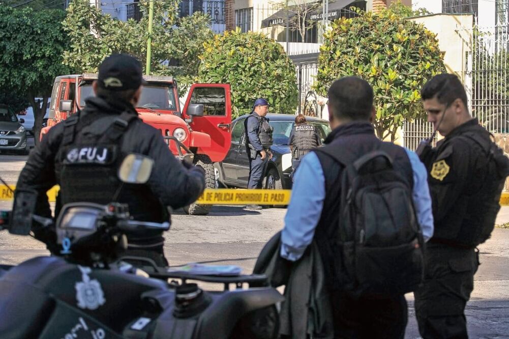Los investigadores llegaron a la calle Pedro Moreno, donde Juan Carlos Castillo Flores, auxiliar de la Cuarta Visitaduría, fue interceptado por sujetos armados, quienes lo bajaron de su vehículo. (JORGE MENDOZA. EL UNIVERSAL)